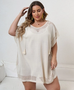 Détail de la robe de plage grande taille en maille avec col en V, glands et broderie anglaise