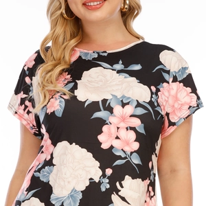 Détail de l'imprimé floral sur une robe noire grande taille à manches courtes