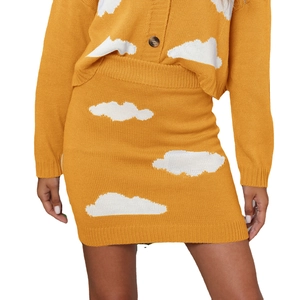 Set in maglia da donna con cardigan giallo senape e gonna aderente con motivo nuvole