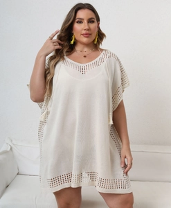Détail du cache-maillot en crochet avec col en V, motifs ajourés et pompons à franges