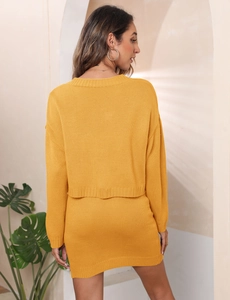 Vue arrière de l'ensemble en tricot jaune avec cardigan court et jupe moulante