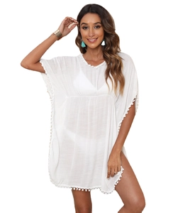 Vestito da spiaggia bianco con scollo a V, bordo con pompon e taglio ampio irregolare