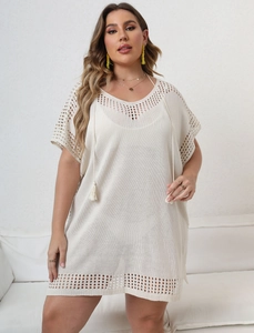 Détail du cache-maillot au crochet crème avec col en V et cordons de serrage latéraux