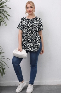 Fashionable plus size black and white leopard print short sleeve t-shirt with side slit