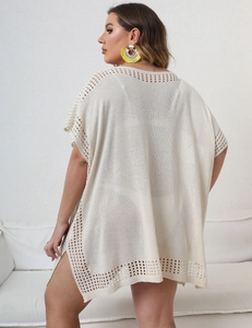 Détail d'un cache-maillot en maille ajourée blanche avec manches chauve-souris