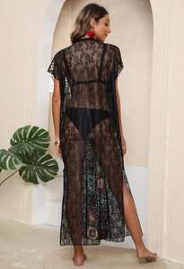 Détail de la tunique de plage en dentelle crochet noire avec vue arrière et fente latérale