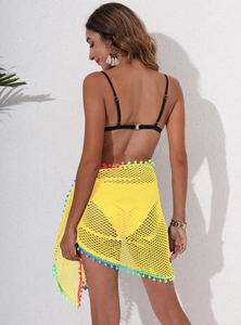 Détail du paréo de plage en mesh jaune avec bordure à pompons colorés et vue de dos