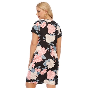 Robe d'été grande taille noire à manches courtes avec imprimés fleurs roses et blanches