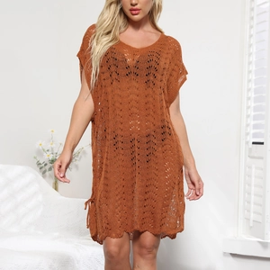 Details des Boho-Häkel-Strandkleids mit seitlicher Schnürung und gewelltem Saumdesign