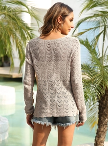 Détail d'un haut en maille crochet beige avec texture ajourée complexe pour femme