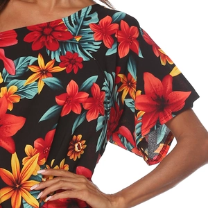Détail de l'imprimé floral rouge et orange sur un haut de plage léger noir pour femme
