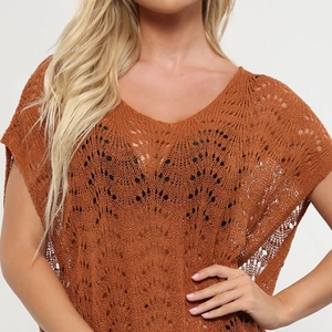Detailaufnahme der rostroten, gehäkelten Stricktextur und des eleganten V-Ausschnitts