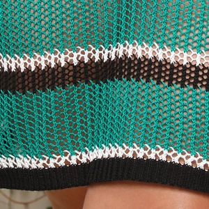 Gros plan sur le tissu tricoté à rayures vertes et blanches avec maille ajourée