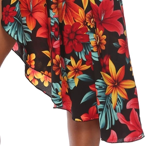 Gros plan détaillé de l'imprimé floral tropical sur le tissu léger en mousseline noire