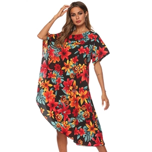 Détail de l'imprimé floral tropical sur un cache-maillot de plage ample de style caftan