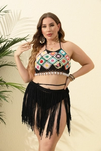 Set boho all'uncinetto con top a fiori e gonna da spiaggia nera con lunghe frange