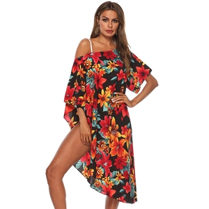 Robe de plage fleurie à épaule dénudée avec imprimé tropical et fente latérale