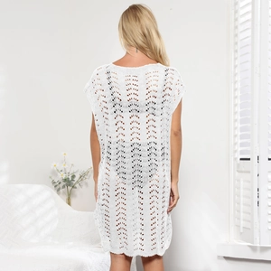 Nahaufnahme des weißen Häkel-Strandkleids mit gewelltem Strickmuster und Rückendetail