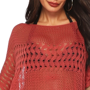 Détail du cache-maillot en maille ajourée terre cuite montrant des motifs au crochet