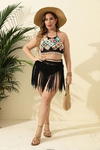 Dettagli del top a crochet colorato con perline e gonna da spiaggia con frange nere