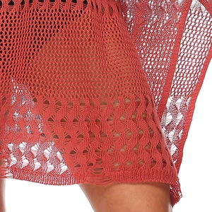 Vue détaillée de la robe de plage en crochet rouge montrant les textures de maille ajourée