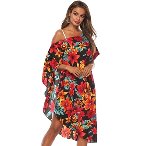 Détail de l'imprimé floral tropical sur robe de plage noire ample à épaules dénudées