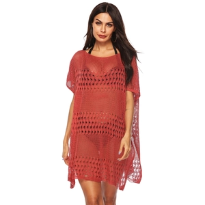 Détails de la maille ajourée rouge rouille sur une robe de plage ample et légère
