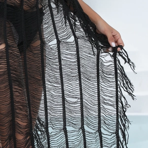 Détail de la tunique de plage noire avec texture ajourée en échelle et finitions frangées