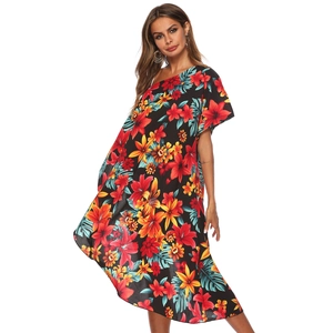 Détail du cache-bikini à épaule dénudée avec imprimé hibiscus tropical et coupe ample