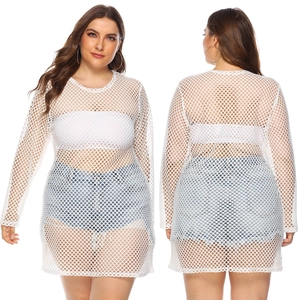 Détail de la robe de plage transparente blanche avec motif en maille hexagonale évidée