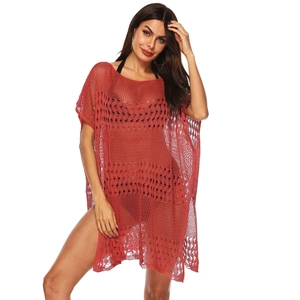 Détail de la robe de plage crochet rouge rouille avec maille ajourée et fente latérale