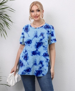 Detail of round neck tie-dye print plus size top with curved hem and short sleeves