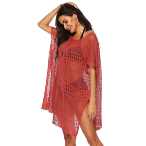Détails du motif crocheté de la robe de plage rouge brique avec texture ajourée