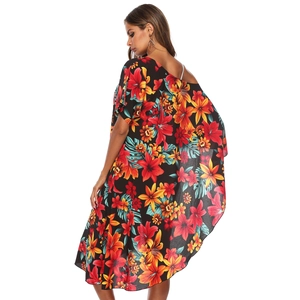 Robe de plage à fleurs tropicales avec épaules dénudées en mousseline noire