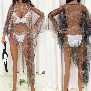 Détail du cache-maillot en résille à fleurs et du bikini au crochet brodé de fleurs