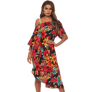Détail de la robe de plage asymétrique à fleurs tropicales et épaules dénudées