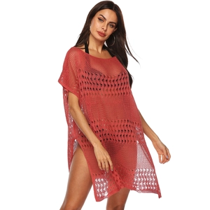 Détail de la maille crochet rouge corail et motif ajouré sur cette robe de plage légère