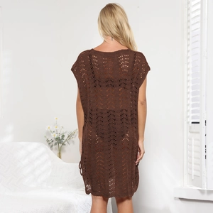 Detail der dunkelbraunen gehäkelten Strand-Tunik mit aufwendigen Strickmustern