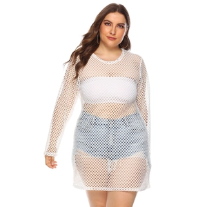 Détail de la robe de plage blanche à manches longues avec texture en maille ajourée