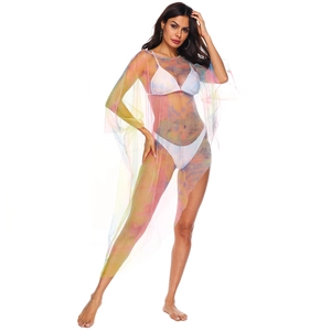 Vue détaillée de la texture du tissu en maille tie-dye coloré sur le cache-maillot