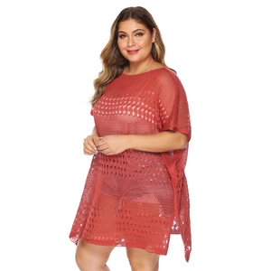 Détail de la texture en crochet rouge rouille et de la fente latérale de la robe de plage