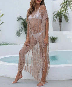 Détail d'un cache-maillot beige au crochet avec ourlet à franges et texture bohème