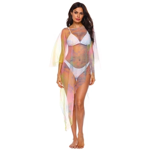 Détail d'un cache-maillot en maille tie-dye coloré sur un bikini blanc dos nu