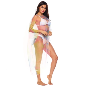 Vue détaillée du cache-maillot en maille irisée colorée sur un bikini blanc deux pièces