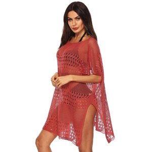 Détail de la robe de plage crochetée rouge avec maille évidée et fente latérale haute
