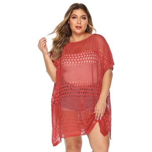 Détail de la robe de plage crochet rouge brique avec des motifs évidés géométriques