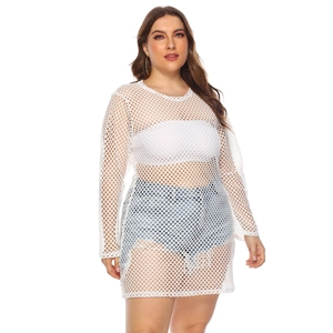 Détail d'un cache-maillot de plage en maille blanche montrant la texture ajourée et le col rond