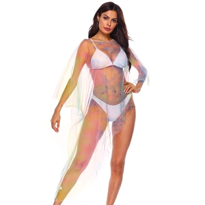 Détail du paréo de plage en mesh coloré avec dégradé vibrant et manches évasées