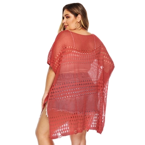 Détail de la maille ajourée rouge brique sur une robe de plage grande taille de type bikini