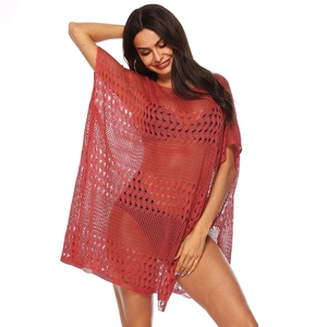 Détails de la maille ajourée et des motifs en losange sur le cache-maillot rouge brique